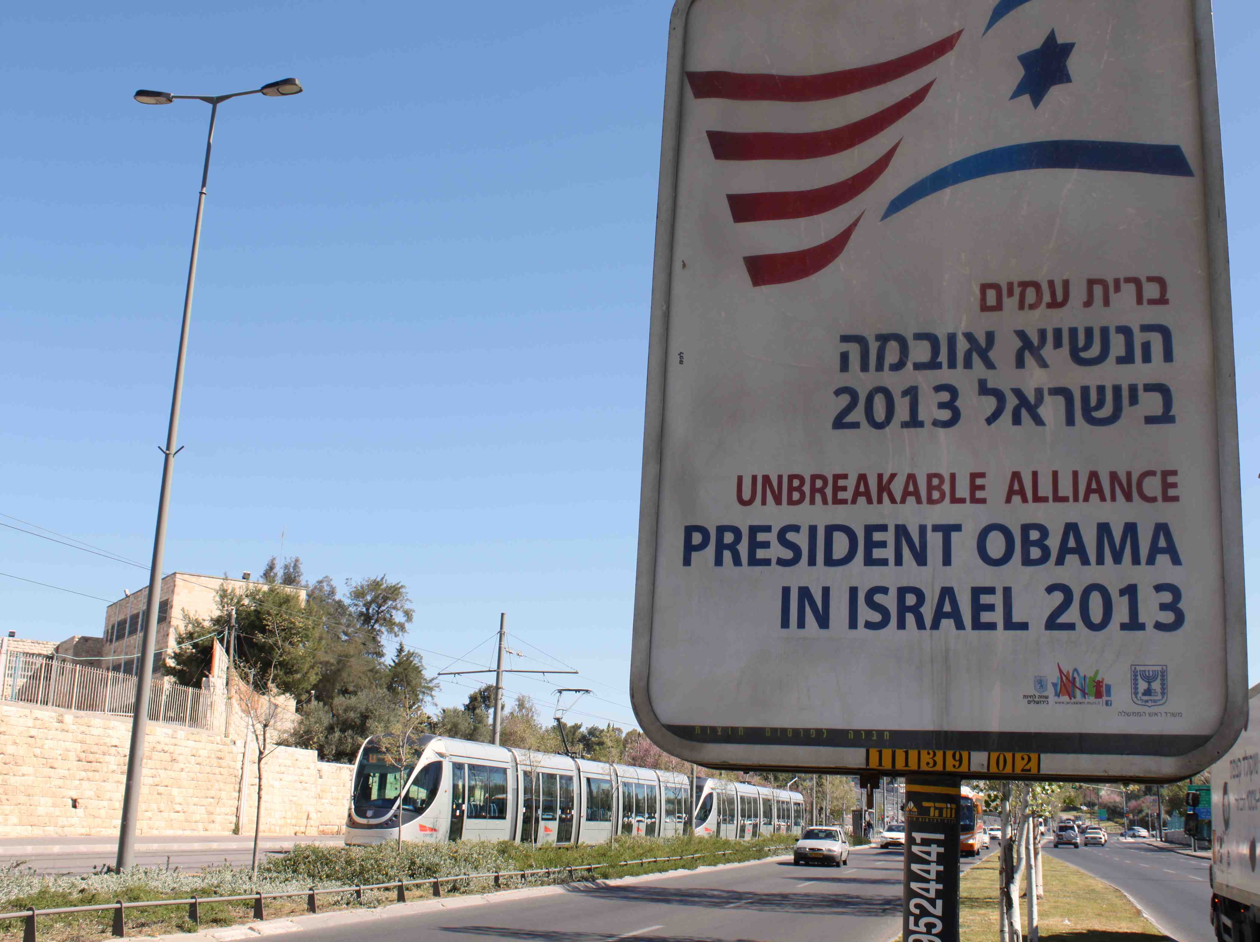 Obaman vierailun ajaksi Jerusalemin katukuvaan ilmestyi Yhdysvaltain lippuja sekä oheisia kylttejä.
