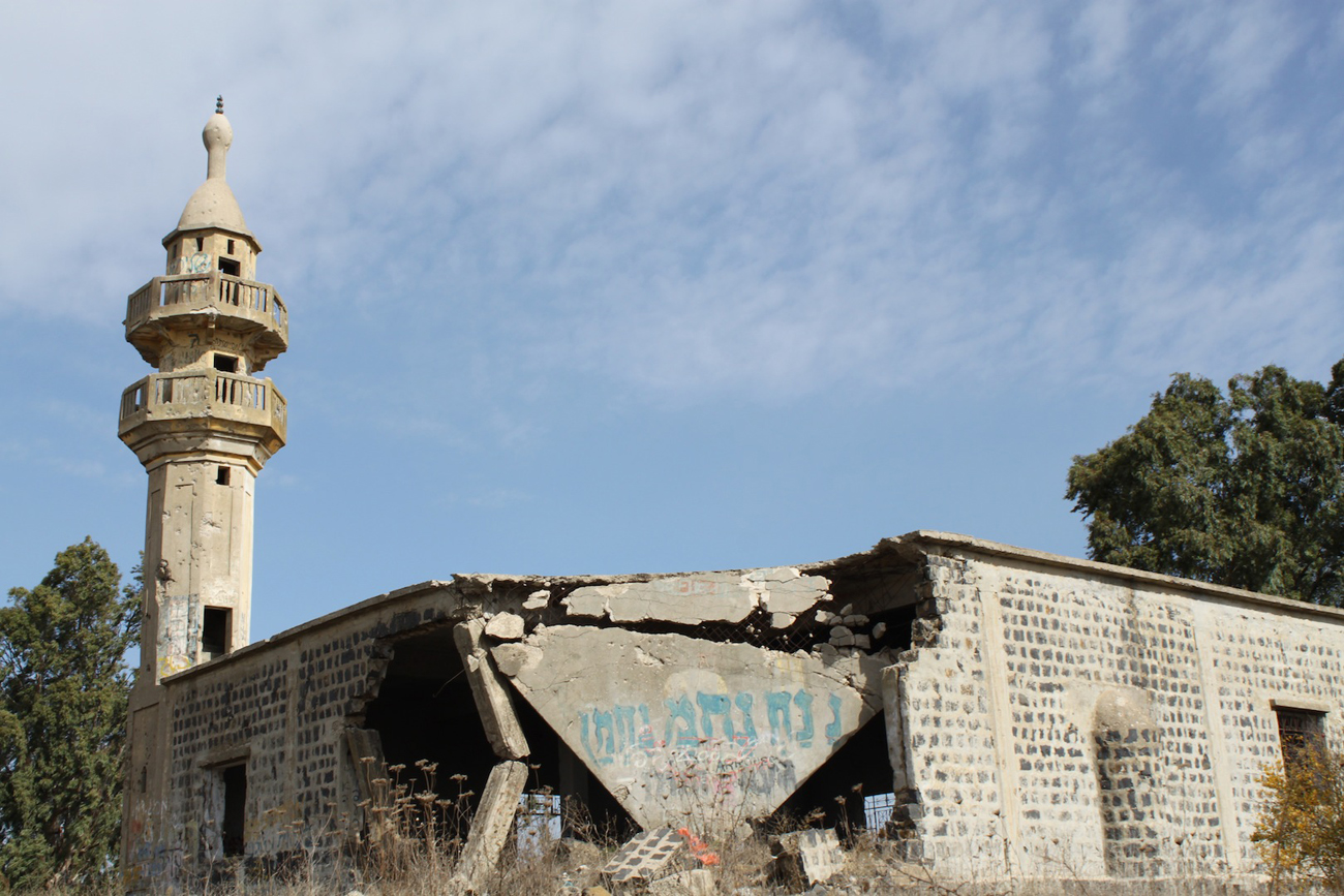 Vuoden 1967 taisteluissa tuhoutunut syyrialainen moskeija Israelin hallitsemalla Golanilla. Kuva: Timo R. Stewart