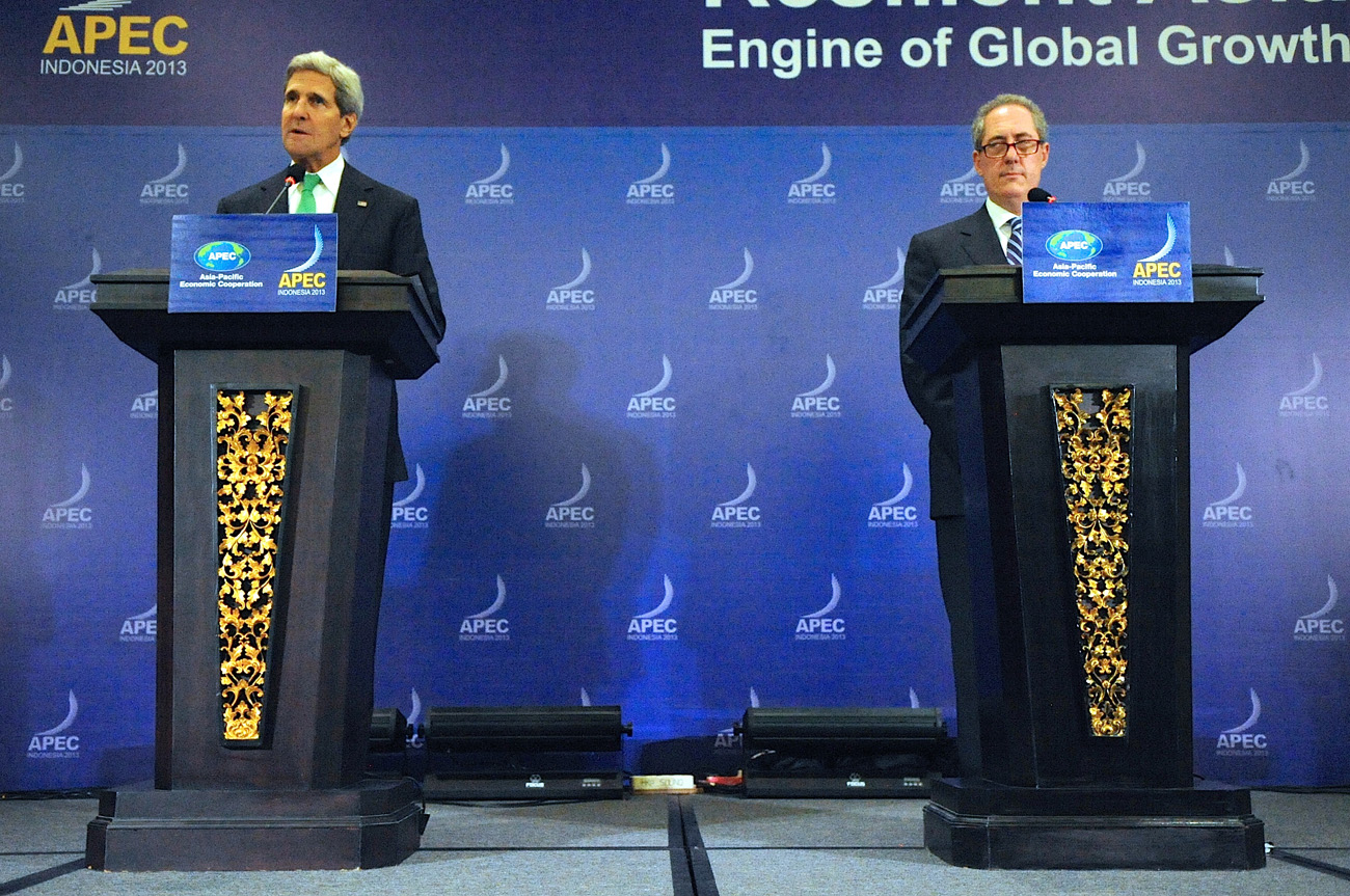 Yhdysvaltain ulkoministeri John Kerry ja kauppaedustaja Michael Froman. Kuva: Wikimedia Commons