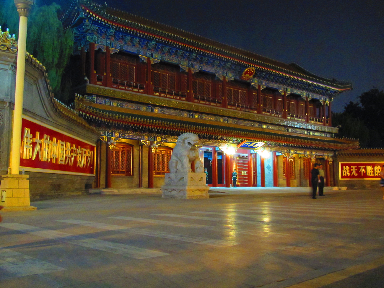 Portti Zhongnanhain muurien ympäröimään kompleksiin, jossa Kiinan kommunistisen puolueen korkein johto pitää majaansa (Kuva: Matti Puranen)