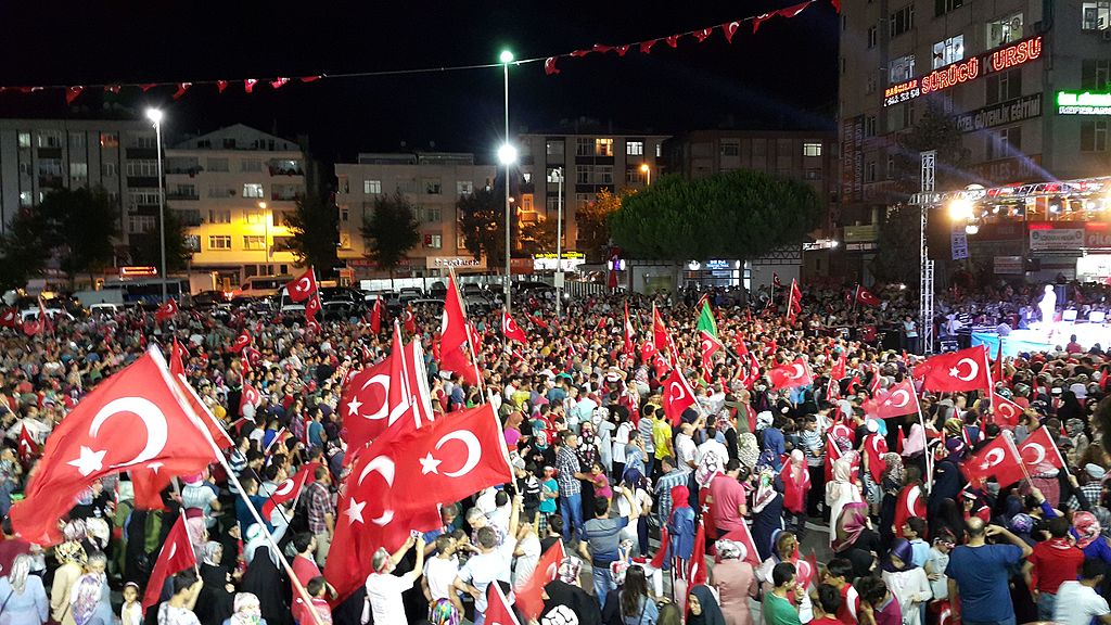 Vallankaappausyrityksen vastainen mielenosoitus Istanbulissa. Kuva: Wikipedia.