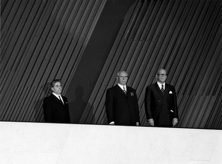 Presidentit Kekkonen ja Podgornyi pönöttävät arvokkaasti YYA-sopimuksen uusimistilaisuudessa vuonna 1973. Kuva: Wikimedia Commons.