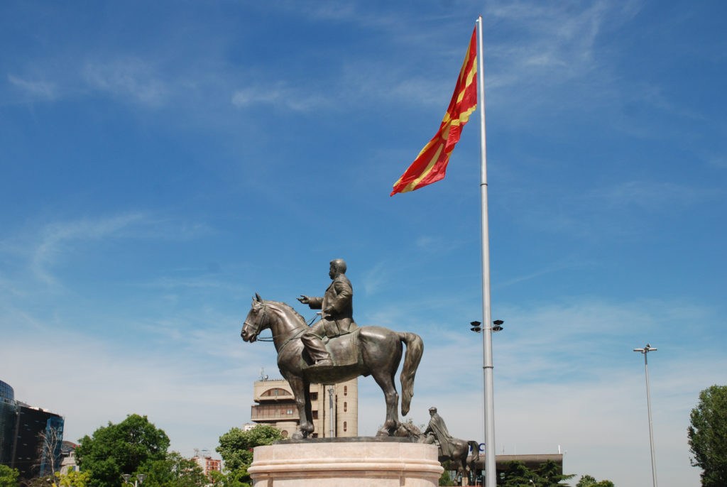 Patsas ja Makedonian lippu Skopjessa