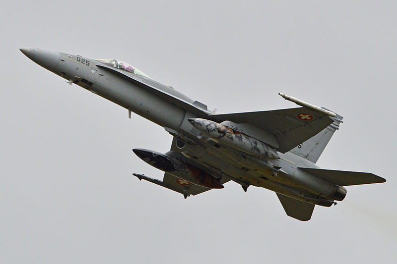 Lentävätkö suomalaiset Hornetit keväällä Yhdysvaltain johdolla Baltiassa? Kuvassa Sveitsin ilmavoimien F/A 18C Hornet. Kuva: Wikimedia Commons