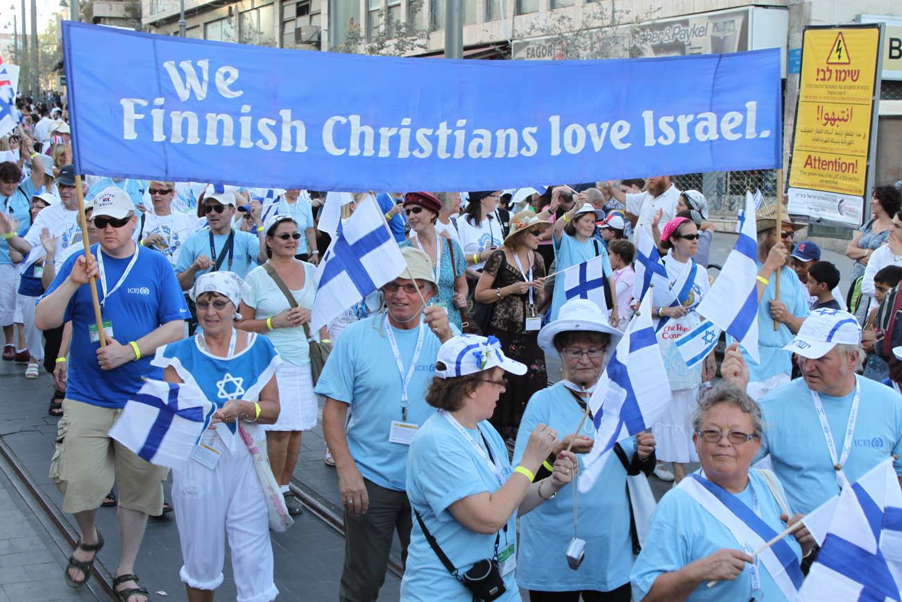 Suomalaisia marssimassa Jerusalemissa lehtimajanjuhlilla 2010. Kuva: Timo R. Stewart