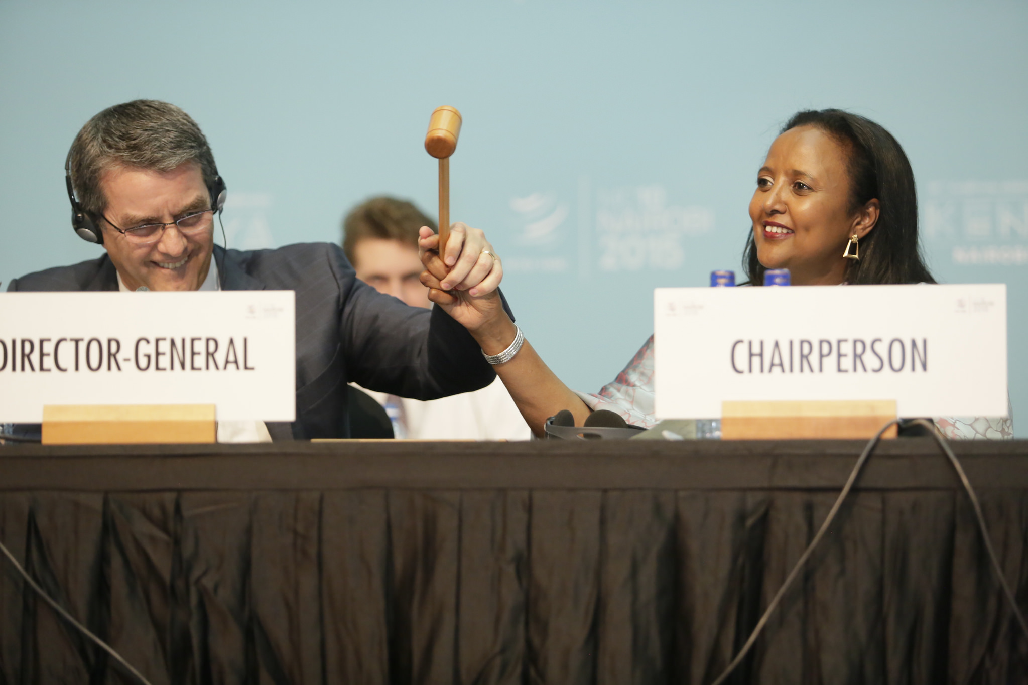 WTO:n pääsihteeri Robert Azevedo ja kymmenennen ministerikokouksen puheenjohtaja Amina Muhamed nuijan varressa Nairobissa joulukuussa. Kuva: WTO
