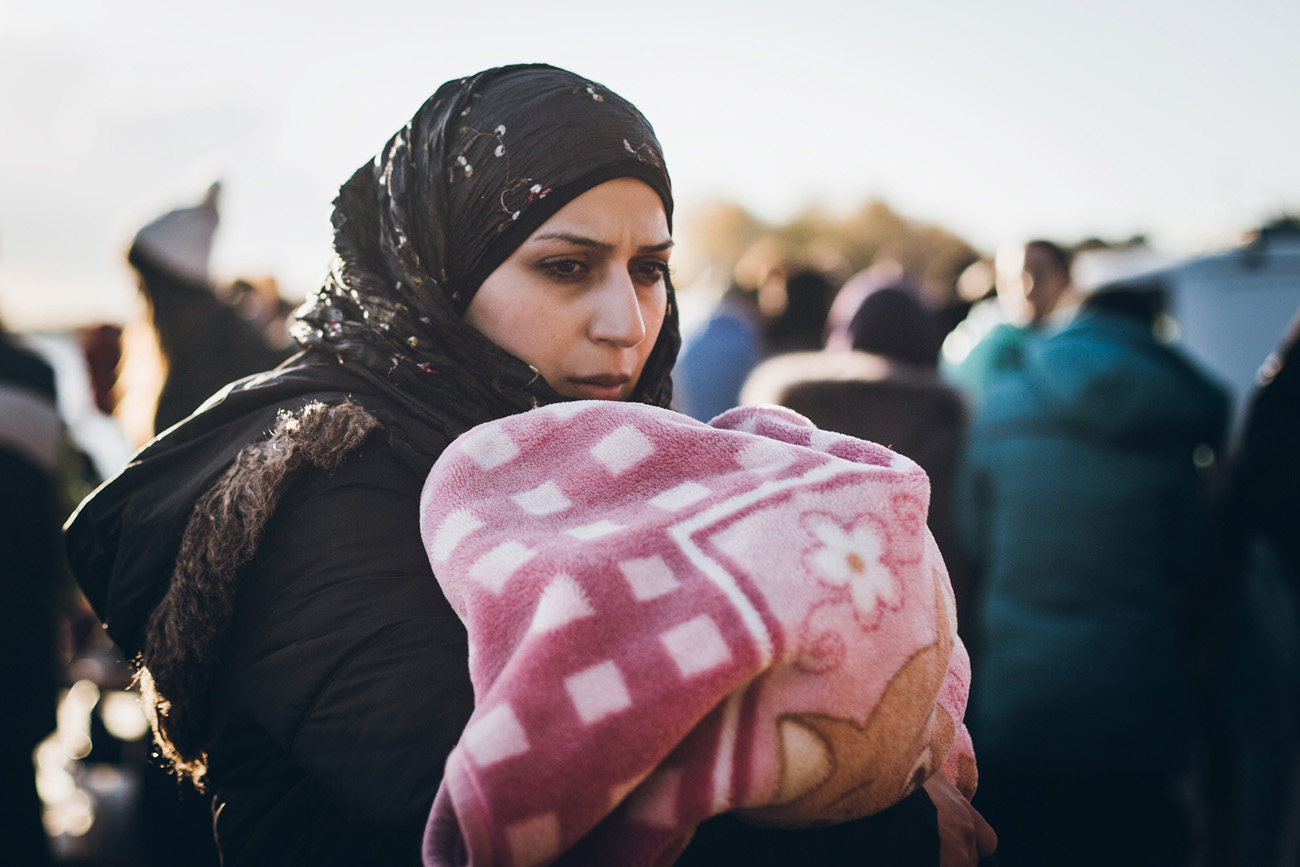 Syyrialainen nainen on muutaman viikon ikäisen vauvansa kanssa juuri saapunut turvallisesti Lesboksen saarelle. Kuva: Sami Lensu.