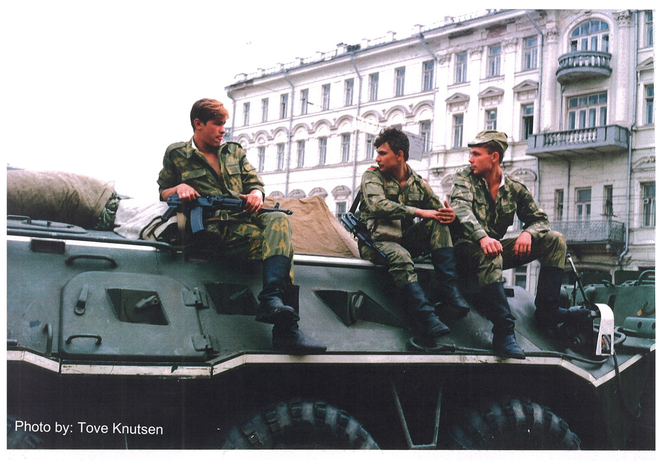 Puna-armeijan tankit vartioivat pääsyä Kremliin vallankaappausyrityksen aikana elokuussa 1991. Kuva: Tove Knutsen / Flickr