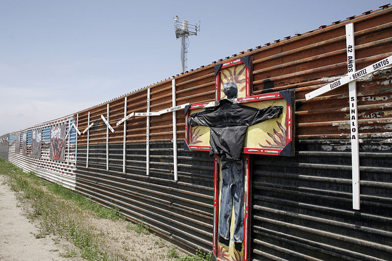 Kuolleiden siirtolaisten muistomerkkejä Meksikon ja Yhdysvaltain rajalla. Kuva: Wikimedia Commons.