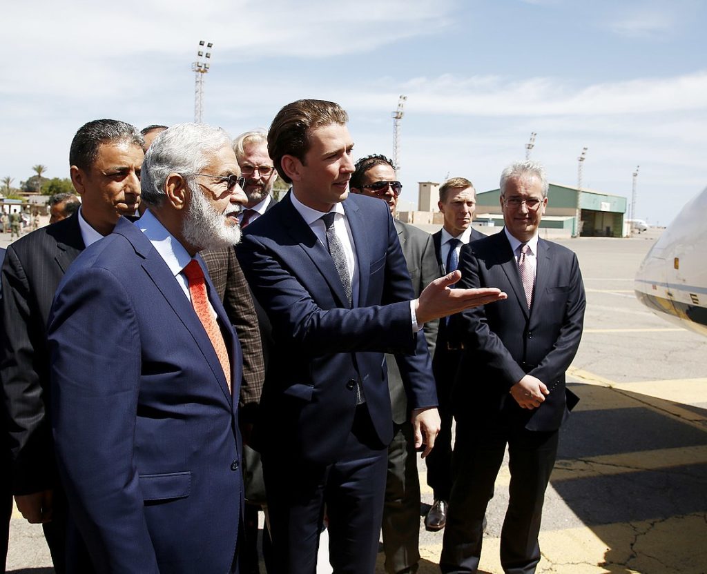 Itävallan kansleri Sebastian Kurz Libyan ulkoministeri Mohamed Taher Siyalan kanssa Tripolissa keväällä 2017.