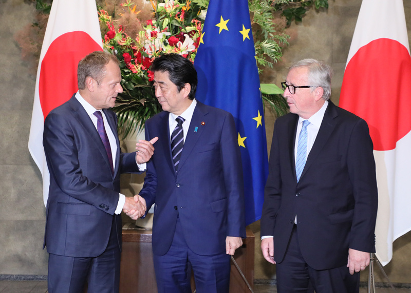 Halvempaa juustoa ja sääntöjen mukaista vapaakauppaa: EU:n ja Japanin välinen EPA-sopimus on tärkeä osa Shinzo Aben ulkopoliittista strategiaa