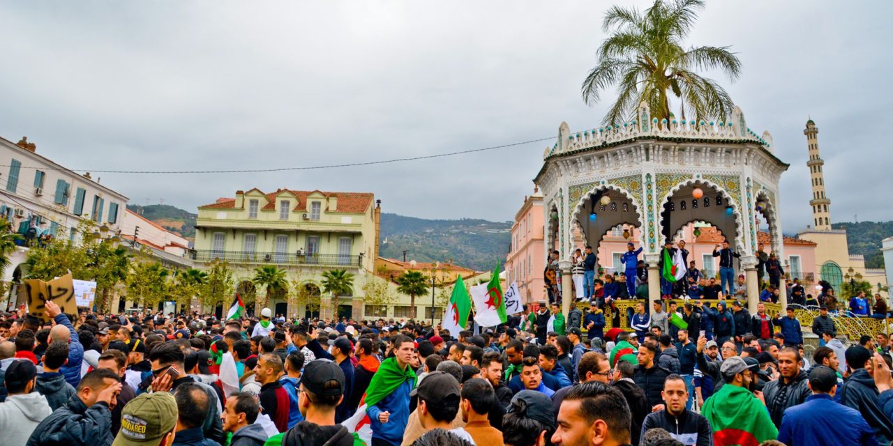 Kansa antoi lähtöpassit itsenäisen Algerian grand old manille