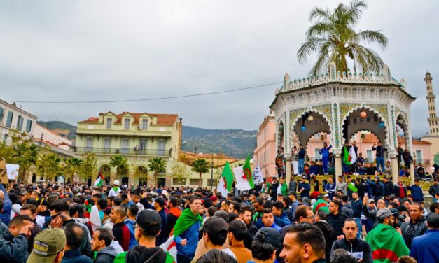 Kansa antoi lähtöpassit itsenäisen Algerian grand old manille