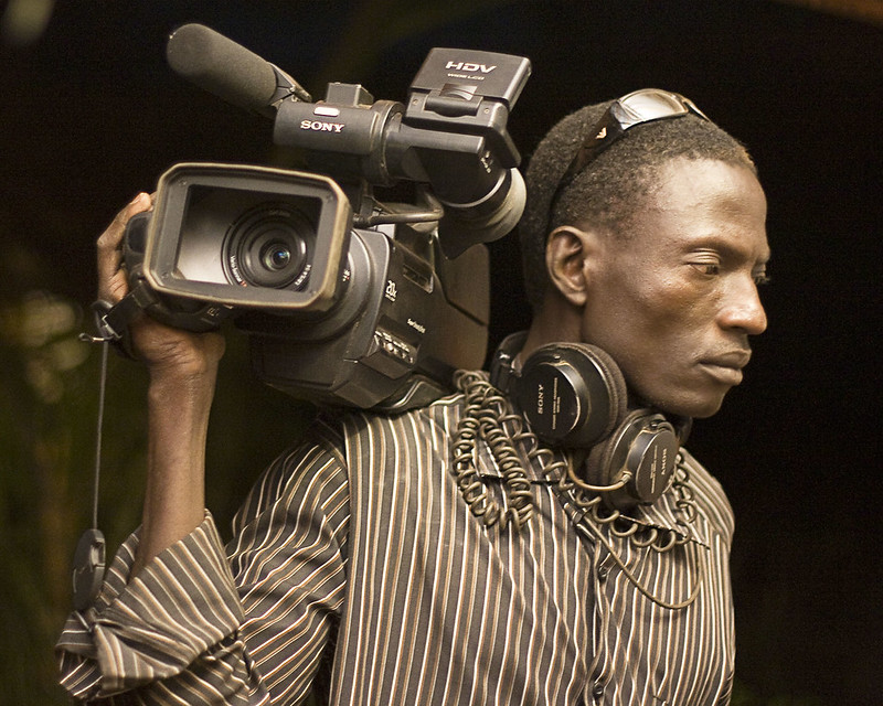 Burkina Fason median rooli oli elintärkeä vuoden 2015 kansannousun aikaan – nyt ”journalismin menestystarinan” jatko on vaakalaudalla ja media ristitulessa