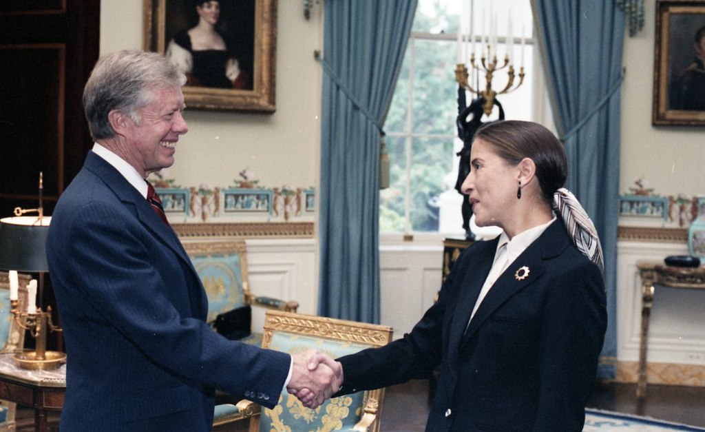 Jimmy Carter ja Ruth Bader Ginsburg kättelevät Valkoisessa talossa. 