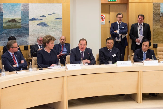 Kiinalaiset ja ruotsalaiset liikemiehet yhdessä Ruotsin pääministerin kanssa.