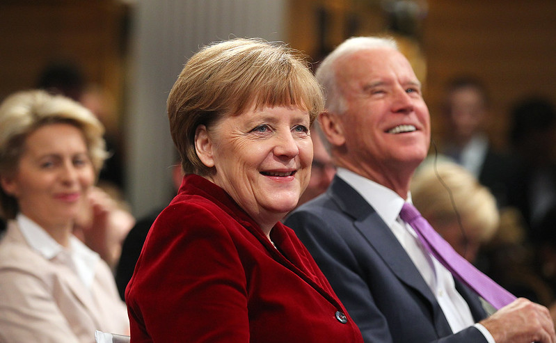 Kuvassa hymyilevät nykyinen Euroopan komission nykyinen puheenjohtaja Ursula von der Leyen, Saksan liittokansleri Angela Merkel ja silloinen varapresidentti Joe Biden Münchenin turvallisuuskonferenssissa vuonna 2015