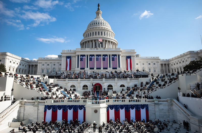Kuva Washington D.C.:n Capitol-kukkulalta Joe Bidenin virkaanastujaisista. Rakennus on koristeltu Yhdysvaltain lipuilla.