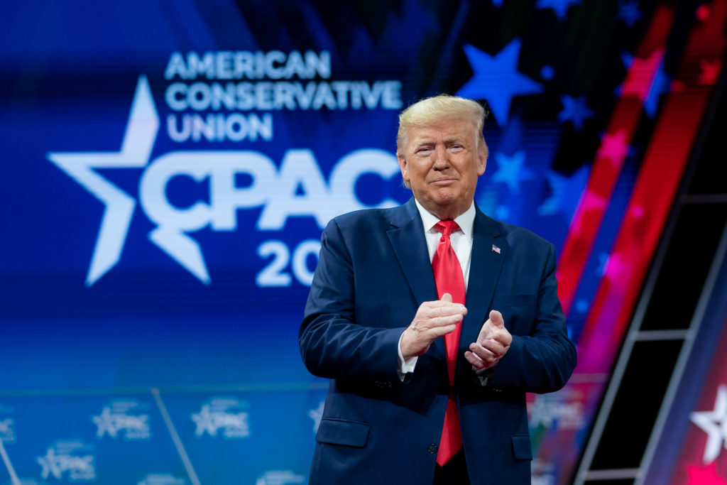 Donald Trump taputtaa kuvassa vuoden 2019 CPAC konferenssissa