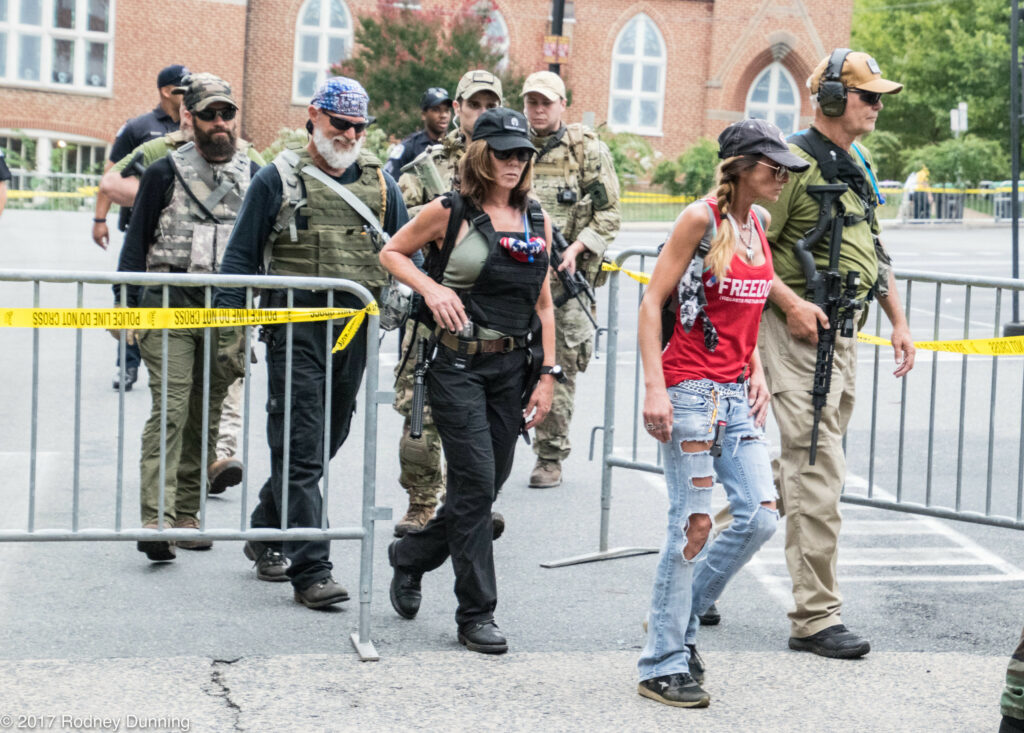 Aseistaituneita mielenosoittajia kävelemässä Charlottetownissa