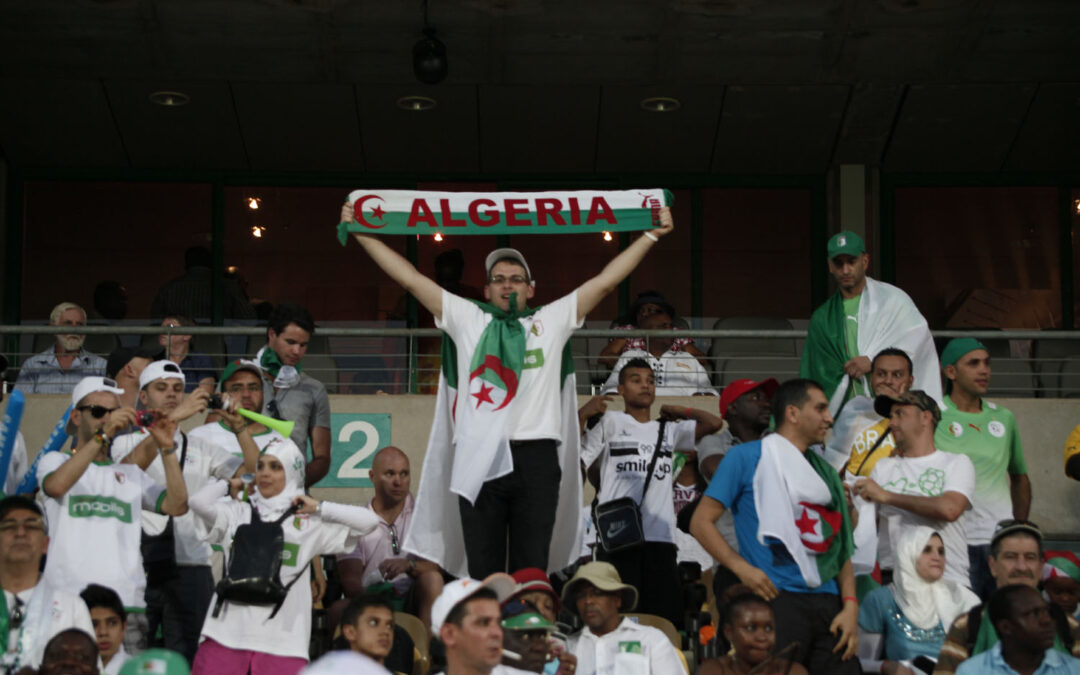 Algerialaiset jalkapallofanit eivät saaneet juhlia mestaruutta Champs-Elyséellä – Ranskan integraatiopolitiikka voi johtaa konflikteihin