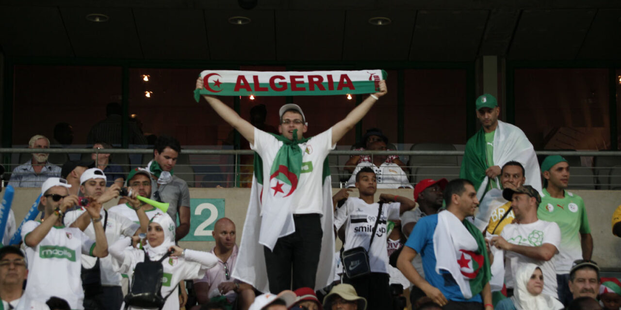 Algerialaiset jalkapallofanit eivät saaneet juhlia mestaruutta Champs-Elyséellä – Ranskan integraatiopolitiikka voi johtaa konflikteihin