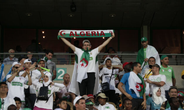 Algerialaiset jalkapallofanit eivät saaneet juhlia mestaruutta Champs-Elyséellä – Ranskan integraatiopolitiikka voi johtaa konflikteihin