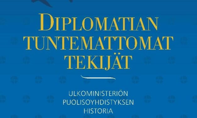 Kirja-arvostelu: Diplomatian tuntemattomat tekijät -teos valottaa ulkoasiainhallinnon arkipäivää puolisoiden silmin