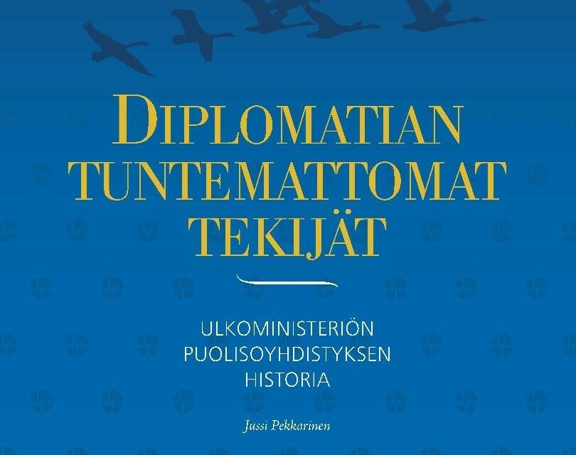 Kirja-arvostelu: Diplomatian tuntemattomat tekijät -teos valottaa ulkoasiainhallinnon arkipäivää puolisoiden silmin