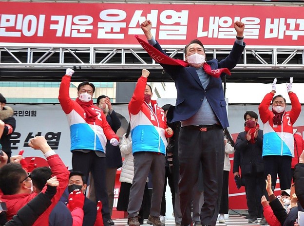 Konservatiivit palaavat valtaan Etelä-Koreassa – uusi presidentti joutuu opettelemaan politiikan pelisääntöjä suurten odotusten keskellä